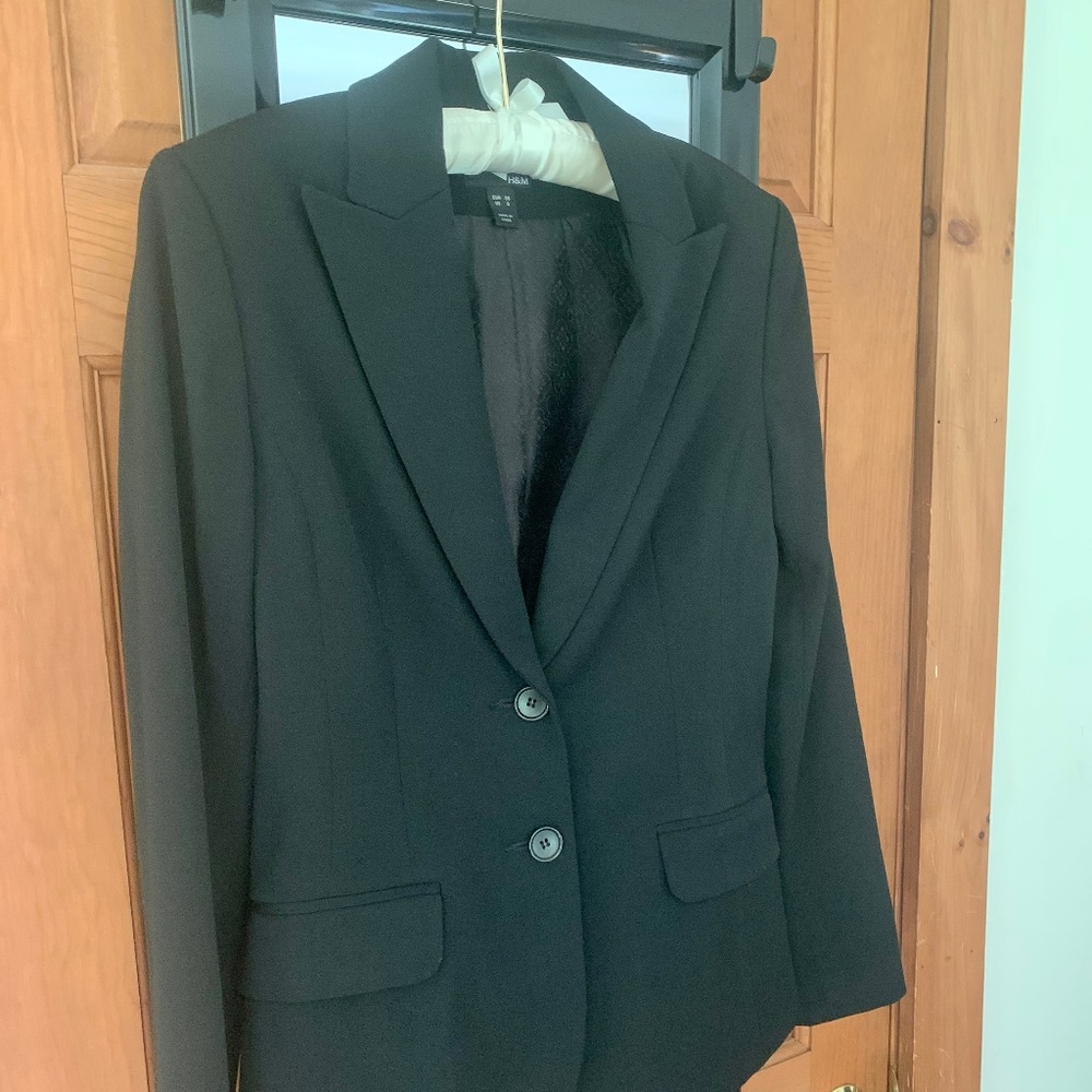 H&M Women’s Black Blazer: 6